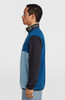 Ein Mann in einem blauen Fleece-Pullover mit O'Neill-Logo am Kragen.