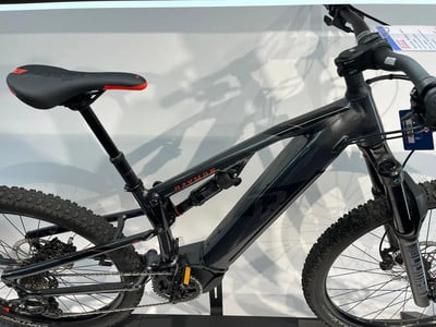 Schwarzes Mountainbike-E-Bike mit Federung und roten Details. Schwarzes Mountainbike-E-Bike mit Federung und roten Details.