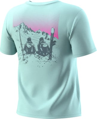 Hellblaues T-Shirt mit Aufdruck von Bergsteigern und Skiern auf dem Rücken. Hellblaues T-Shirt mit Aufdruck von Bergsteigern und Skiern auf dem Rücken.
