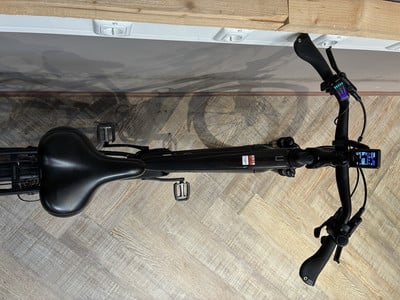 Schwarzes E-Bike mit Display am Lenker und schwarzem Sattel. Schwarzes E-Bike mit Display am Lenker und schwarzem Sattel.