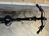 Schwarzes E-Bike mit Display am Lenker und schwarzem Sattel.