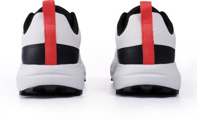 Rückansicht von weißen Laufschuhen mit schwarzen und roten Details.