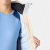 Detail einer Damenjacke mit gestepptem Futter und Reißverschlusstasche.