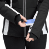 Eine Frau im Skianzug hält eine Intersport-Karte.
