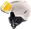 Ein beiger Skihelm mit integriertem gelben Visier und Uvex-Logo.