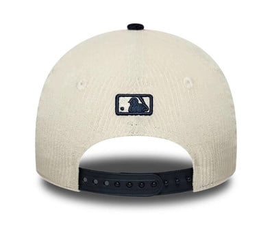 Zadní strana béžové baseballové čepice s logem MLB a nastavitelným páskem. Zadní strana béžové baseballové čepice s logem MLB a nastavitelným páskem.