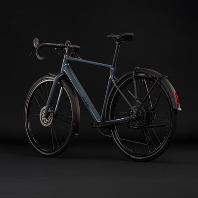Graues Gravelbike mit Schutzblechen und Gepäckträger. Graues Gravelbike mit Schutzblechen und Gepäckträger.