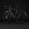 Graues Gravelbike mit Schutzblechen und Gepäckträger.