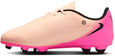 Rózsaszín Nike futballcipő fekete részlettel és Nike logóval. Rózsaszín Nike futballcipő fekete részlettel és Nike logóval.