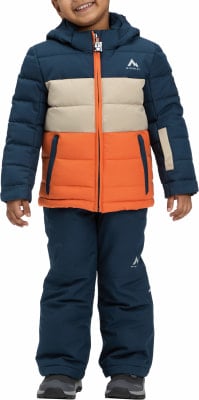 Junge in einer Winterjacke und Hose mit McKinley-Logo. Junge in einer Winterjacke und Hose mit McKinley-Logo.