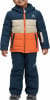 Junge in einer Winterjacke und Hose mit McKinley-Logo.