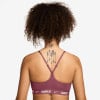 Rückansicht einer Frau mit Tattoo auf dem Rücken in einem rosafarbenen Nike BH.