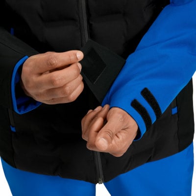 Ein Mann schließt den Klettverschluss am Ärmel einer Jacke, blaue Ärmel. Ein Mann schließt den Klettverschluss am Ärmel einer Jacke, blaue Ärmel.