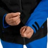 Ein Mann schließt den Klettverschluss am Ärmel einer Jacke, blaue Ärmel.