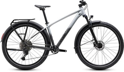 Silbernes Trekkingrad der Marke Cube mit Schutzblechen und Gepäckträger. Silbernes Trekkingrad der Marke Cube mit Schutzblechen und Gepäckträger.
