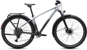 Silbernes Trekkingrad der Marke Cube mit Schutzblechen und Gepäckträger.