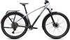 Silbernes Trekkingrad der Marke Cube mit Schutzblechen und Gepäckträger.