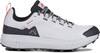 Weiße Wanderschuhe mit schwarzen und roten Details und GORE-TEX-Membran.
