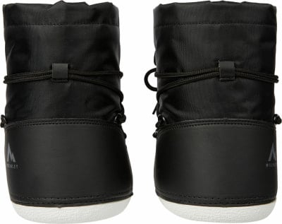 Schwarze McKinley Winterstiefel mit weißer Sohle und Schnürsenkeln. Schwarze McKinley Winterstiefel mit weißer Sohle und Schnürsenkeln.