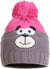 Eine pinke Strickmütze mit grauem Bärenmotiv und Bommel.