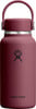 Eine weinrote Hydro Flask Flasche mit Henkel und Logo.