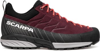 Bordeauxroter niedriger Wanderschuh von SCARPA mit schwarzer Sohle und roten Schnürsenkeln.