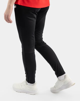 Person in schwarzer Hose und rotem Hemd, weiße Turnschuhe. Person in schwarzer Hose und rotem Hemd, weiße Turnschuhe.