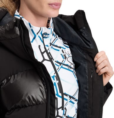 Detail einer Damen-Daunenjacke mit Print und Reißverschluss an der Innenseite. Detail einer Damen-Daunenjacke mit Print und Reißverschluss an der Innenseite.