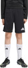Junge in schwarzer Hose und weißen Socken mit Fußballschuhen.