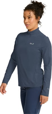 Eine Frau in einem dunkelblauen Langarmshirt mit einem Logo auf der Brust.