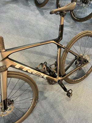 Detail eines modernen Trek Carbon Rennrads mit Scheibenbremsen.