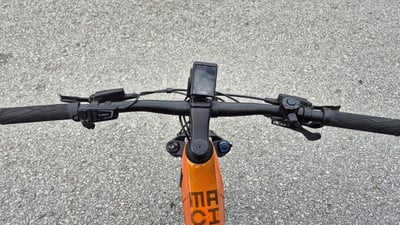 Blick von oben auf den Lenker eines E-Mountainbikes mit Display