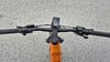 Blick von oben auf den Lenker eines E-Mountainbikes mit Display