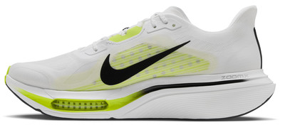 Fehér Nike futócipő fekete pipával és neon zöld részletekkel. Fehér Nike futócipő fekete pipával és neon zöld részletekkel.