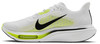 Fehér Nike futócipő fekete pipával és neon zöld részletekkel.