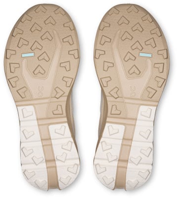 Die Sohlen zweier Laufschuhe mit ausgeprägtem Muster für bessere Traktion. Die Sohlen zweier Laufschuhe mit ausgeprägtem Muster für bessere Traktion.