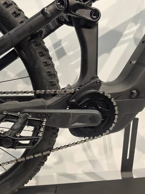 Detail der Rückseite eines schwarzen E-Bikes mit Kette und Pedal. Detail der Rückseite eines schwarzen E-Bikes mit Kette und Pedal.