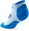 Blauer niedriger Sportsocken mit weißen und dunkelblauen Akzenten.