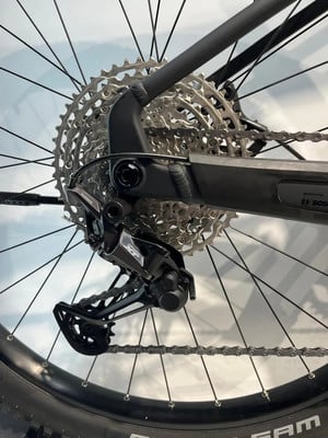 Schaltwerk und Kassette eines Mountainbikes mit Kette.
