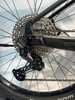 Schaltwerk und Kassette eines Mountainbikes mit Kette.