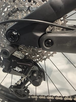 Nahaufnahme des Shimano Deore XT Schaltwerks an einem Mountainbike. Nahaufnahme des Shimano Deore XT Schaltwerks an einem Mountainbike.