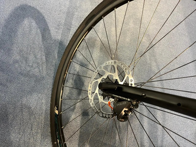Nahaufnahme eines Fahrradhinterrads mit Scheibenbremse. Nahaufnahme eines Fahrradhinterrads mit Scheibenbremse.