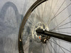 Nahaufnahme eines Fahrradhinterrads mit Scheibenbremse.