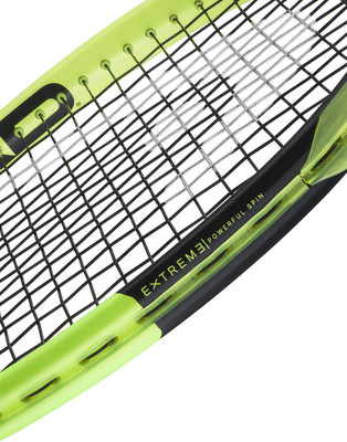 Detail eines Tennisschlägers mit der Aufschrift EXTREME POWERFUL SPIN. Detail eines Tennisschlägers mit der Aufschrift EXTREME POWERFUL SPIN.