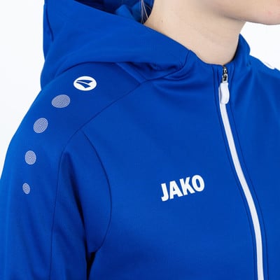 Blaue Jacke mit weißem Logo und Reißverschluss, Detailansicht der Schulter. Blaue Jacke mit weißem Logo und Reißverschluss, Detailansicht der Schulter.