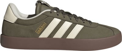 Olivgrüne Adidas-Sneaker mit drei weißen Streifen und brauner Sohle.