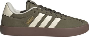 Olivgrüne Adidas-Sneaker mit drei weißen Streifen und brauner Sohle.