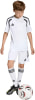 Junge in weißem Fußballtrikot mit schwarzen Streifen und Ball.