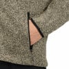 Hand in der Tasche, Detail eines Pullovers mit schwarzer Paspel und Reißverschluss.