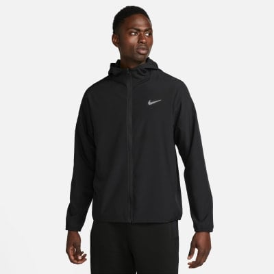 Egy férfi fekete Nike kapucnis dzsekiben, logóval a mellkasán. Egy férfi fekete Nike kapucnis dzsekiben, logóval a mellkasán.